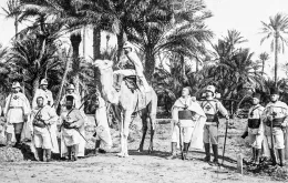 Bracia Sahary, członkowie zakonu walczącego z handlarzami niewolników, a także szkoleni przez nich członkowie miejscowej samoobrony i uwolnieni niewolnicy. Lata 1891-1892 / dzięki uprzejmości Braci Sahary