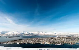 Panorama na miasto Tromsow, Norwegia. / fot. Renato Granieri / Alamy / BE&W