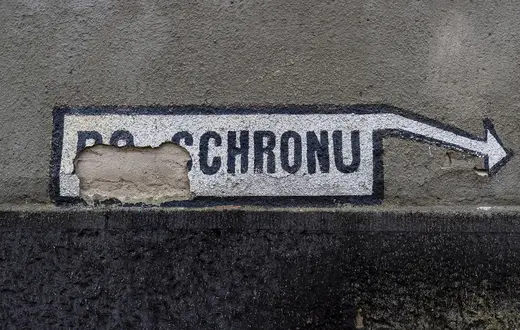 Wejście do schronu w dawnej jednostce wojskowej w Elblągu, październik 2022 r. // Fot. Stanisław Bielski / Reporter