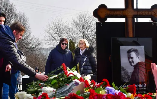 Matka Nawalnego Ludmiła (w ciemnych okularach) i teściowa Ałła (z prawej) na grobie Aleksieja dzień po jego pogrzebie. Cmentarz Borisowski, 2 marca 2024 r. / OLGA MALTSEVA / AFP / EAST NEWS 