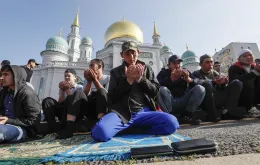Poranna modlitwa w święto Id al-Adha przed głównym meczetem w Moskwie, 9 lipca 2022 r. // Fot. Yuri Kochetkov / EPA / PAP