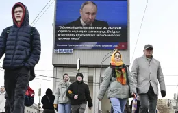 Transmisja orędzia Putina do narodu na moskiewskiej ulicy, 29 lutego 2024 r. / Fot. Dmitry Serebryakov / AP / East News 