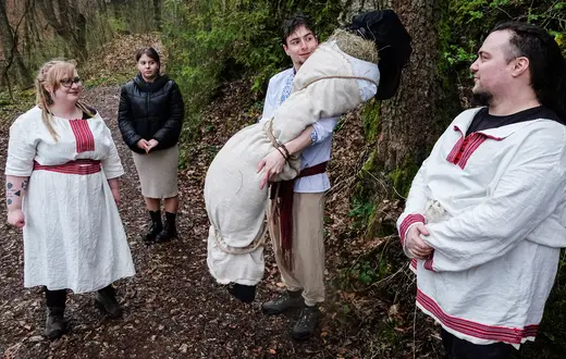 Obchody Jarych Godów, topienie Marzanny. Na zdjęciu Mojmira, Magda, Miłogost i Racimir. Okolice Krakowa, 23 marca 2024 r. // Fot. Jacek Taran