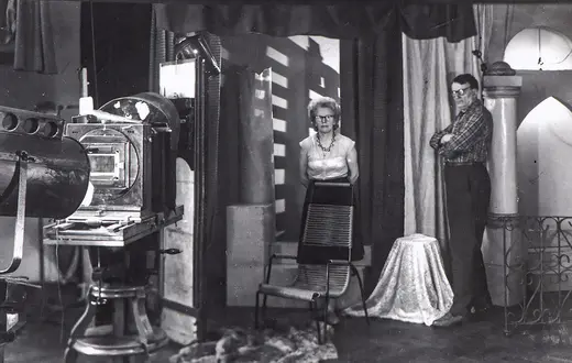 Adam Karaś i jego żona i Henryka w zakładzie fotograficznym, ok. 1971 r. // materiały prasowe Muzeum Fotografii w Krakowie