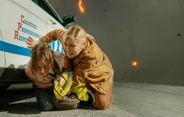 Cailee Spaeny jako Jessie i Kirsten Dunst jako Lee w filmie "Civil war", reż. Alex Garland // Materiały prasowe Monolith Films