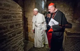 Papież Franciszek, w towarzystwie kard.  Angela Comastriego, odwiedza nekropolię pod bazyliką św. Piotra, kwiecień 2013 r. // Fot. Ufficio Scavi / materiały prasowe