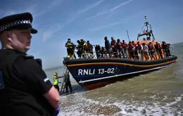 Kuter Royal National Lifeboat Institution (RNLI) z imigrantami przybija do wybrzeża Anglii niedaleko Dungeness, czerwiec 2022 r. // Fot. Ben Stansall / AFP / East News