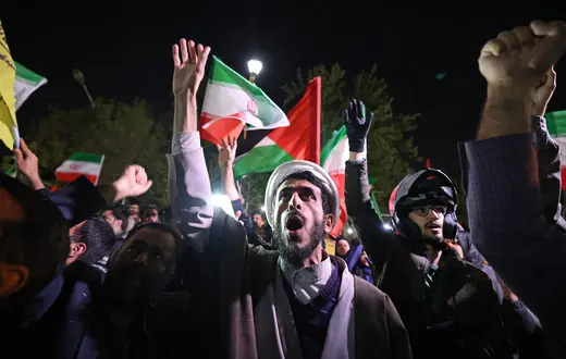 Demonstranci z irańskimi i palestyńskimi flagami w noc irańskiego ataku zebrali się pod brytyjską ambasadą w Teheranie. Teheran, 14 kwietnia 2024 r. / fot. ATTA KENARE/AFP/East News
