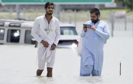 Mieszkańcu Dubaiu na zalanych ulicach miasta. 17 kwietnia 2024 r. // Jon Gambrell / AP / East News