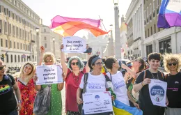 Demonstracja homoseksualnych matek, które domagają się uznania swoich praw do wychowywania dzieci. Watykan, 3 sierpnia 2023 r. // Fot. Antonio Masiello / Getty Images