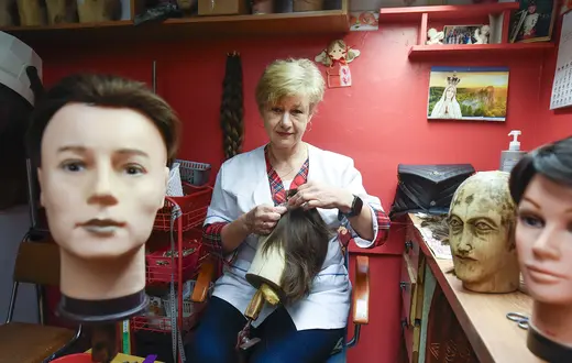 Dorota Boruta w swojej pracowni perukarskiej. Kraków, 8 maja 2024 r. // Fot. Jacek Taran 