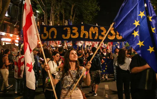 Protest przed parlamentem w Tbilisi, 28 kwietnia 2024 r. // Fot. Kacper Sienicki