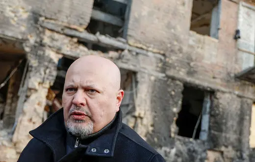 Karim Khan, prokurator Międzynarodowego Trybunału Karnego, Wyszhorod k. Kijowa, luty 2023. // Fot. Valentyn Ogirenko / Reuters / Forum