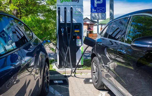 Stacja ładowania samochodu elektrycznego. // Fot. Arkadiusz Ziółek / East News