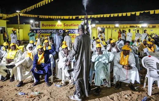 Zwolennicy prezydenta Mahamata Deby'ego strzelają na wiwat po ogłoszeniu wyników wyborów, N'Djamena, 9 maja 2024 r. // Fot. Joris Bolomey / AFP / East News