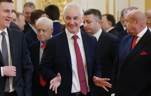 Andriej Biełousow, nowo mianowany minister obrony Rosji (w środku) i Dmitrij Patruszew, minister rolnictwa (z lewej) podczas ceremonii inauguracji piątej kadencji prezydentury Władimira Putina, Kreml, 7 maja 2024 r. // Fot. Wiaczesław Prokofiew / POOL / AFP / East News