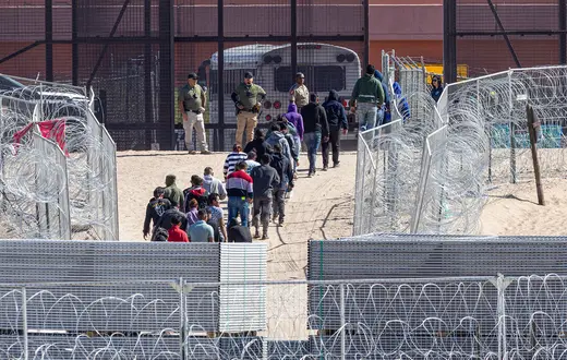 Nielegalni migranci zatrzymani na granicy Meksyku i USA w Ciudad Juarez, 22 kwietnia 2024 r. // Fot. David Peinado / AFP / East News