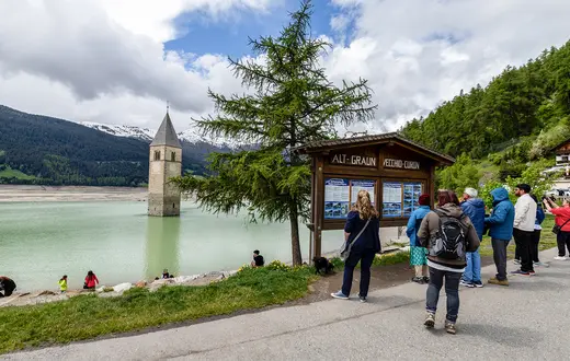 Wieża kościelna zatopionej wioski Graun wystająca z jeziora Resia w gminie Curon Venosta. Południowy Tyrol, Włochy, 23 maja 2024 r. // Fot. Manuel Romano / AFP / East News