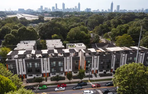 Rosnące koszty i problem wysokich cen nieruchomości, wcześniej typowy dla dużych miast jak Nowy Jork i San Francisco, dziś dotyczy całych Stanów. N/z Atlanta w stanie Georgia, wrzesień 2023 r. // Elijah Nouvelage / Bloomberg / Getty Images