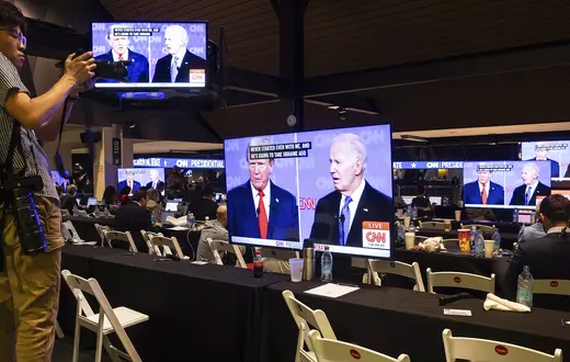 W biurze prasowym podczas debaty Prezydenta Joe Bidena z republikańskim kandydatem na prezydenta Donaldem Trumpem. Atlanta, 27 czerwca 2024 r. // Fot. Francis Chung / POLITICO / AP / East News