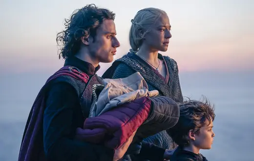 Harry Collett, Emma Darcy, Oscar Eskinazi w filmie "Ród Smoka", 2023 r. // materiały prasowe MAX