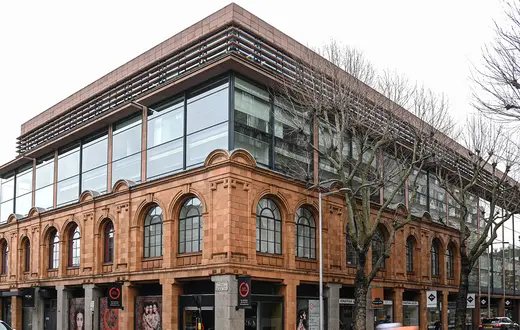 Biurowiec przy Sloan Avenue 60 w Londynie, sprzedany w 2022 r. za 218 mln euro (kilka lat wcześniej Watykan kupił go za ok. 300 mln euro) // Fot. Daniel Leal / AFP / East News
