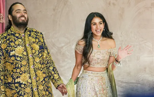 Anant Ambani i jego narzeczona Radhika Marchant podczas ceremonii przedślubnych. Mumbai, 5 lipca 2024 r. // Fot. Rajanish Kakade / AP / East News