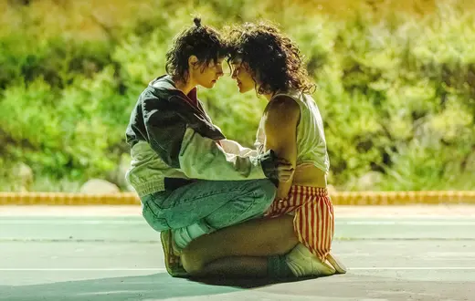 Kristen Stewart (z lewej) oraz Katy O’Brian w filmie “Love Lies Bleeding.”, 2024 r. // Materiały prasowe Gutek Film 