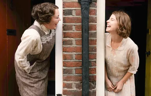 Olivia Colman i Jessie Buckley w filmie "Wredne liściki", reż. Thea Sharrock, 2023 r. // Materiały prasowe M2 Films