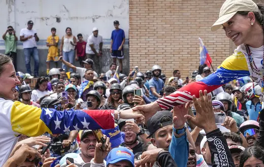 Liderka opozycji Maria Corina Machado (z prawej) podczas wiecu wyborczego kandydata jej partii, Edmunda Gonzaleza, Valencia, Venezuela, 13 lipca 2024 r. // Fot. Ariana Cubillos / AP / East News