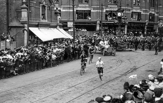 Dorando Pietri na ulicach Londynu (dzielnica Harlesden) podczas biegu olimpijskiego, 24 lipca 1908 r. // Fot. London Stereoscopic Company / Getty Images