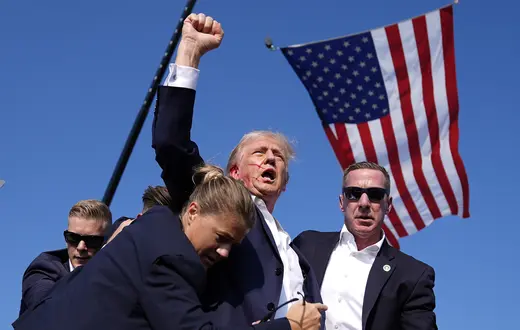 Donald Trump otoczony przez agentów Secret Service podczas wiecu w Butler. Pensylwania, 13 lipca 2024 r. // Fot. Evan Vucci / Associated Press / East News