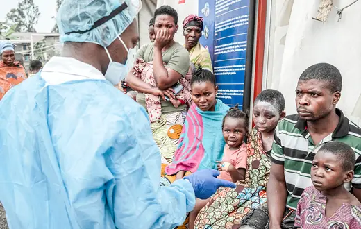 Pacjenci przed ośrodkiem leczenia Mpox w szpitalu Nyiragongo General Referral Hospital koło Gomy. Demokratyczna Republika Konga, 17 sierpnia 2024 r. // Fot. Guerchom Ndebo / AFP / East News
