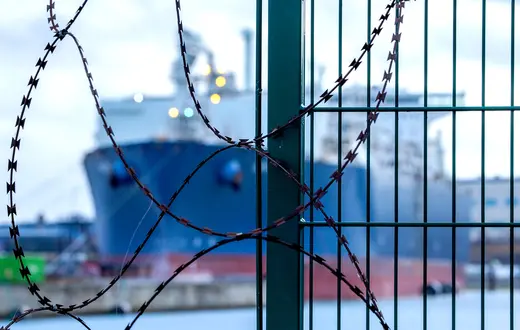 Port przemysłowy w Maklemburgii, w którym odbywają się przeładunki i dostawy skroplonego gazu ziemnego (LNG). Niemcy, 14 stycznia 2023 r. // Fot. Jens Buttner / DPA / AFP / East News