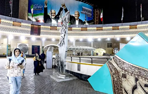 Centrum Teheranu - w tle widoczne wspólne zdjęcie zabitego przywódcy hamasu Ismaila Hanijja (po lewej) oraz prezydenta Iranu Masouda Pezeshkiana. 12 sierpnia 2024 r. // Fot. Saman / AFP / East News