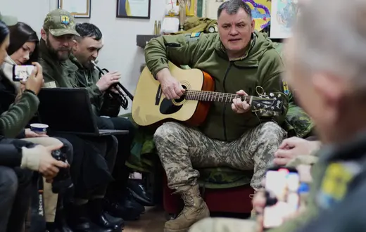 Pastor Giennadij Mochnenko, lider Kapelańskiego Batalionu „Mariupol”, z wiernymi w salce magazynu pomocy humanitarnej w Zaporożu, marzec 2024 r. // Fot. Antonina Palarczyk