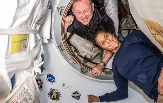 Butch Wilmore i Suni Williams w przejściu pomiędzy modułem Harmony Międzynarodowej Stacji Kosmicznej a statkiem kosmicznym Starliner // Fot. NASA