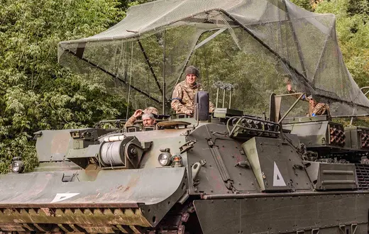 Ukraińscy żołnierze na opancerzonym pojeździe wojskowym w obwodzie sumskim, w pobliżu granicy z Rosją, 13 sierpnia 2024 r. // Fot. Roman Pilipey / AFP / East News