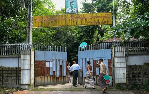 Urzędnicy i komornik wchodzą na teren posiadłości rodzinnej Aung San Suu Kyi w Yangon, Birma, sierpień 2024 r. // Fot. STR / AFP / East News