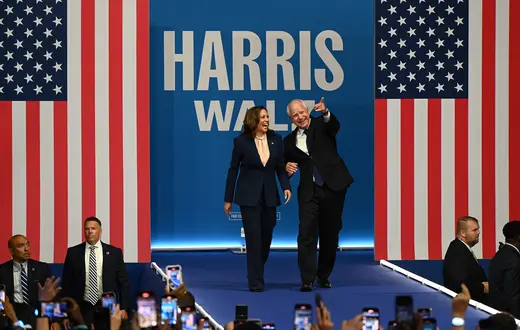 Demokratyczna kandydatka na prezydenta Stanów Zjednoczonych Kamala Harris i jej kandydat na wiceprezydenta gubernator Minnesoty Tim Walz na wiecu wyborczym w Filadelfii. Pensylwania, 6 sierpnia 2024 r. // Fot. Kyle Mazza / Anadolu /ABACA / East News