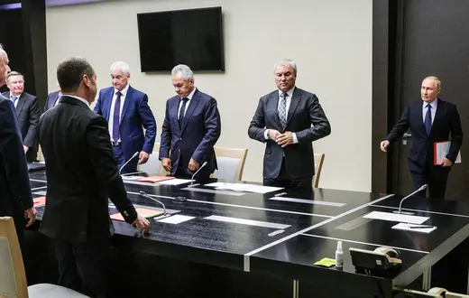 Prezydent Władimir Putin w swojej rezydencji pod Moskwą spotyka się z członkami Rady Bezpieczeństwa by omówić sytuację w obwodzie kurskim. 9 sierpnia 2024 r. Zdjęcie udostępnione przez rosyjską państwową agencję Sputnik. // Fot. Gavriil Grogorov / AFP / East News