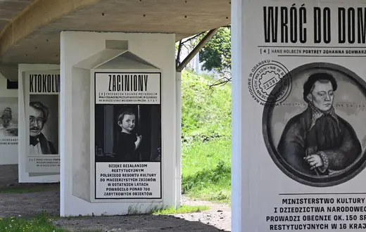 Murale przedstawiąjące dzieła sztuki utracone z gdańskich zbiorów publicznych w wyniku II wojny światowej, Gdynia, maj 2024 r. // Adam Warżawa / PAP