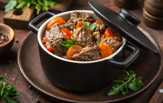 Gulasz wołowy z warzywami // Fot. Anna Shepulova / stock.adobe.com