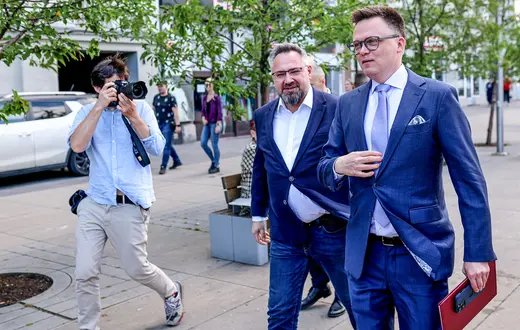 Marszałek Sejmu Szymon Hołownia i Mirosław Suchoń przewodniczący klubu parlamentarnego Polska 2050 w drodze na wiec wyborczy w Chorzowie, maj 2024 r. // Fot. Tomasz Kubiak / ArtService / Forum