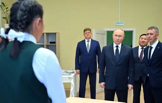 Władimir Putin podczas spotkania z uczniami w miejsowości Kyzył w republice Tuwa. Rosja, 2 września 2024 r. // Fot. Kristina Kormilitsyna / Sputnik / B&EW