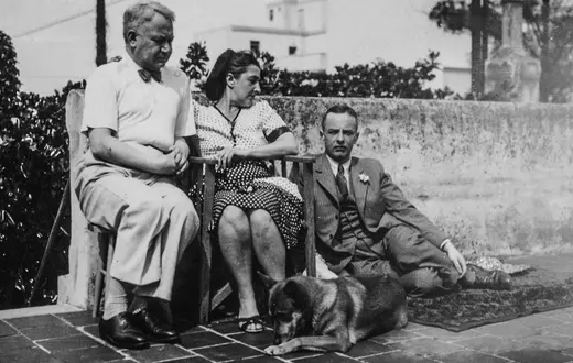 Witold Gombrowicz (pierwszy z prawej). Fotografię wykonano najprawdopodobniej w 1940 r. w domu Marcela Marcousa, dyrektora firmy „Bunge & Born”, zajmującej się handem zbożem. Na zdjęciu jest również jego żona. Gombrowicz był u nich częstym gościem. Autor zdjęcia nieznany.