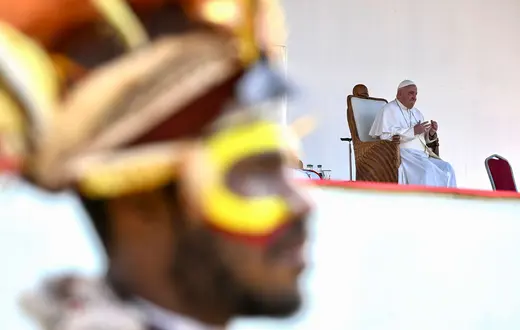 Papież Franciszek przed spotkaniem z młodzieżą na stadionie w Port Moresby, Papua-NowaGwinea, 9 września 2024 r. // Fot. Alessandro di Meo / EPA / PAP P ope Francis is traveling from 02 to 13 September to conduct apostolic visits to Indonesia, Papua New Guinea, East Timor, and Singapore. EPA/ALESSANDRO DI MEO Dostawca: PAP/EPA.