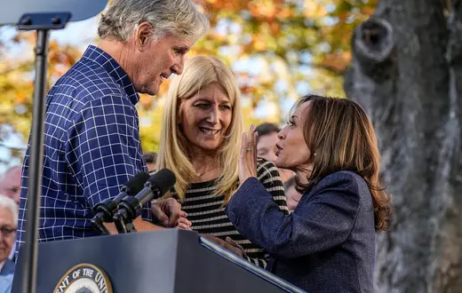 Kamala Harris rozmawia z Christiną i Bobem Langami, małżeństwem z Malvern (Pensylwania) podczas wiecu wyborczego w Washington Crossing, 16 października 2024 r. // Fot. Jacquelyn Martin / AP / East News