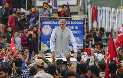Omar Abdullah nowy premierem Kaszmiru świętuje zwycięstwo w wyborach do samorządu lokalnego. Budgam, 8 października 2024 r. // Fot. Dar Yasin / AP / East News