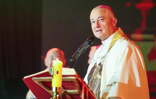 Biskup Artur Ważny podczas inauguracji wydarzenia pod nazwą "Strefa Młodych Festival" w Sosonowcu. 5 października 2024 r. // Fot. Michał Meissner / PAP